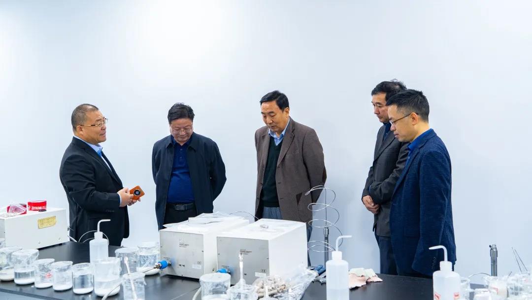 國家郵政局黨組成員、副局長戴應(yīng)軍一行參觀視察盛瀚色譜